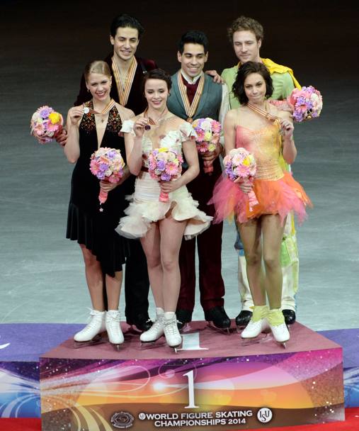 Il podio dei Mondiali di figura: Anna Cappellini e Luca Lanotte, al centro, con i canadesi d&#39;argento Kaitlyn Weaver e Andrew Poje, a sinistra, e i francesi di bronzo, Nathalie Pechalat and Fabian Bourzat, a destra. Afp